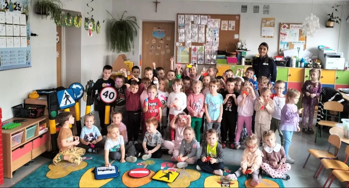 Na zdjęciu fragment spotkania z przedszkolakami w Skomlinie / Fot. KPP Wieluń