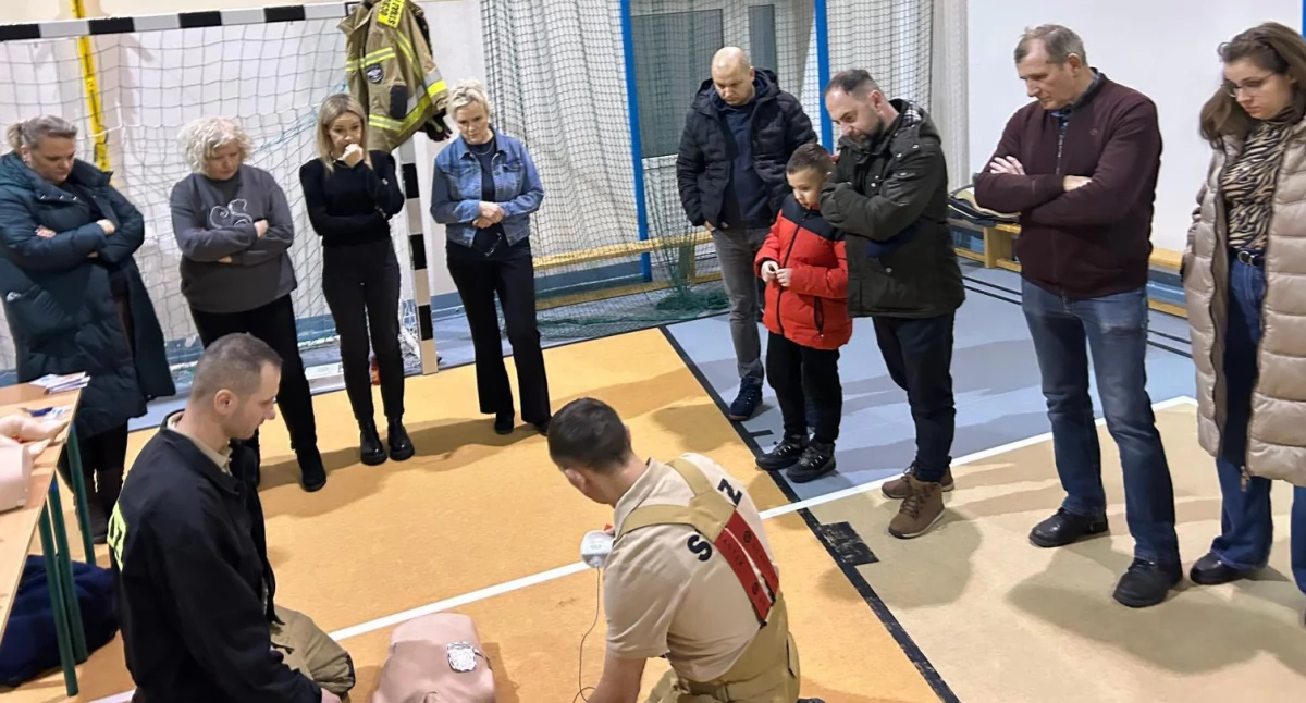 Zdjęcie ze szkolenia z pierwszej pomocy, które poprowadzili druhowie z OSP w Mierzycach/fot.: OSP Mierzyce