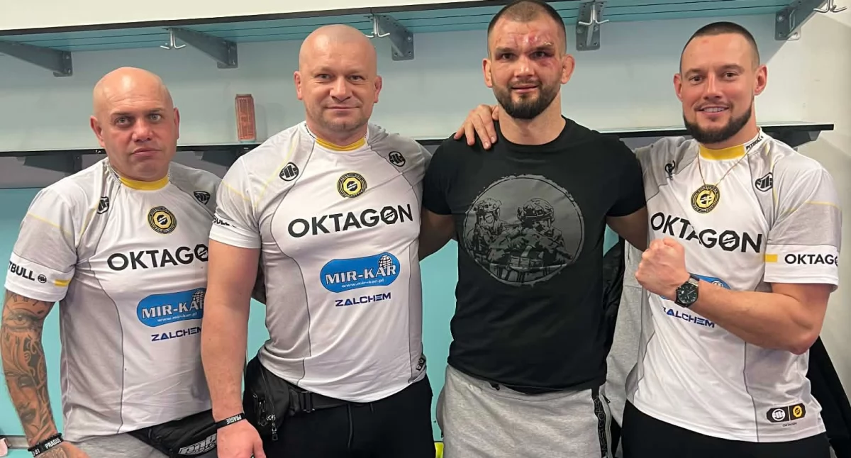 Na zdjęciu Mateusz Strzelczyk (ciemna koszulka) wraz ze swoim teamem Oktagon MMA/fot. archiwum prywatne Mateusz Strzelczyk (wszystkie)
