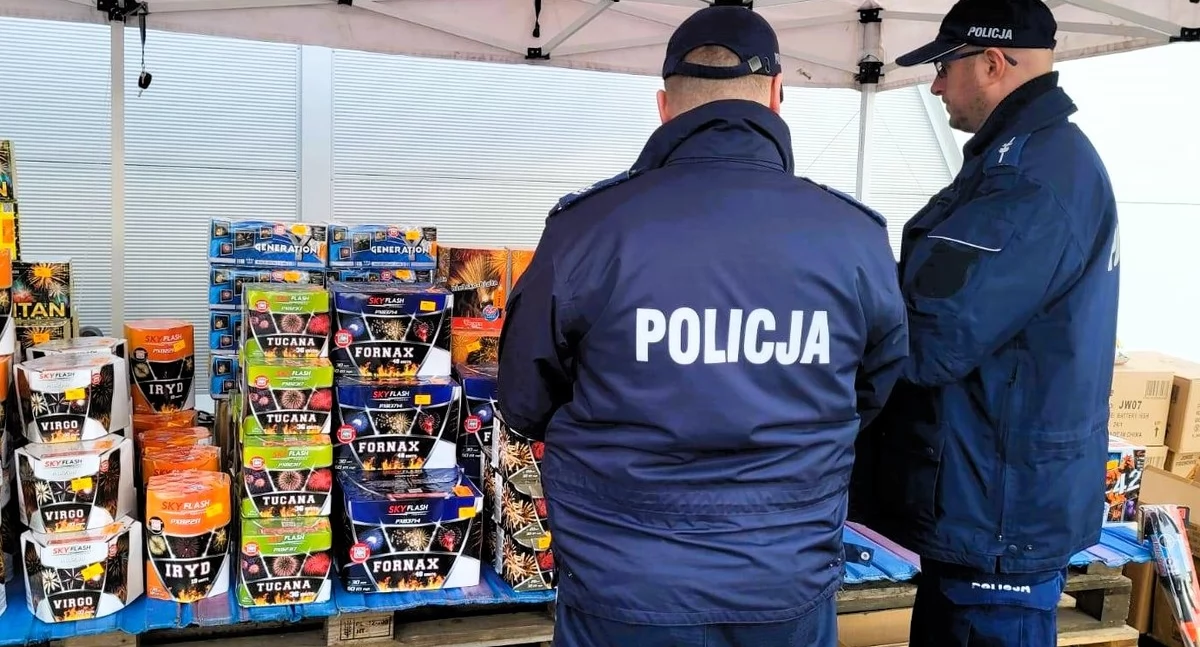 służby w akcji, Sylwester lupą dzielnicowych Policja sprawdza sprzedaż fajerwerków - zdjęcie, fotografia