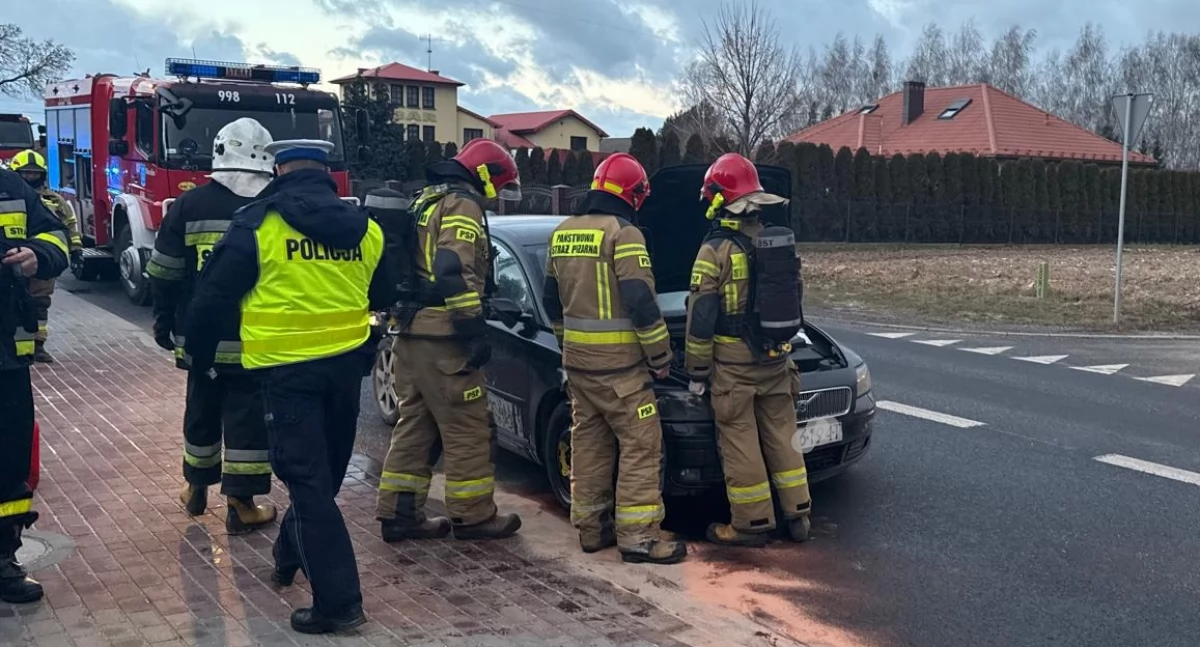 Zdjęcie z akcji strażaków i policjantów w Wierzchlesie, gdzie miało dojść do pożaru auta / fot.: OSP KSRG Wierzchlas