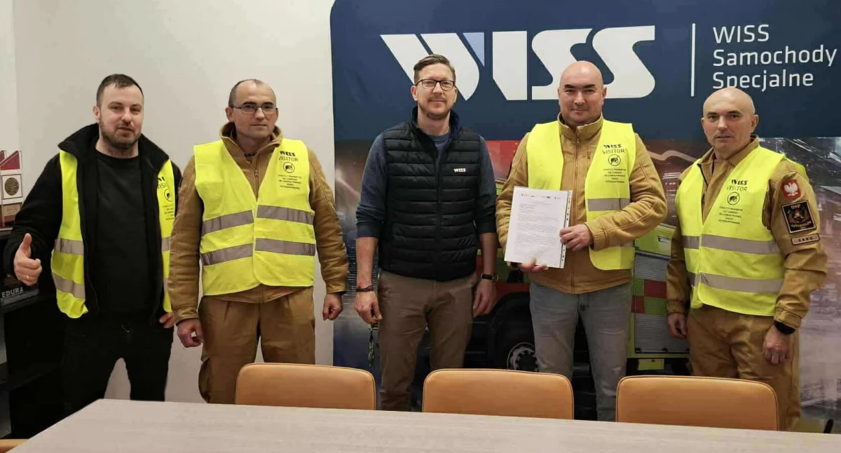 Zdjęcie z podpisania umowy o dostarczenie nowego ciężkiego wozu ratowniczo – gaśniczego do OSP Szynkielów / fot.: OSP Szynkielów