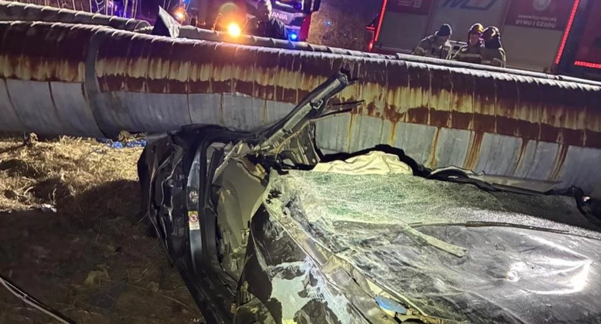 Zdjęcie z wypadku w Częstochowie. Auto zmiażdżone, czworo nastolatków w szpitalu / fot.: KMP w Częstochowie