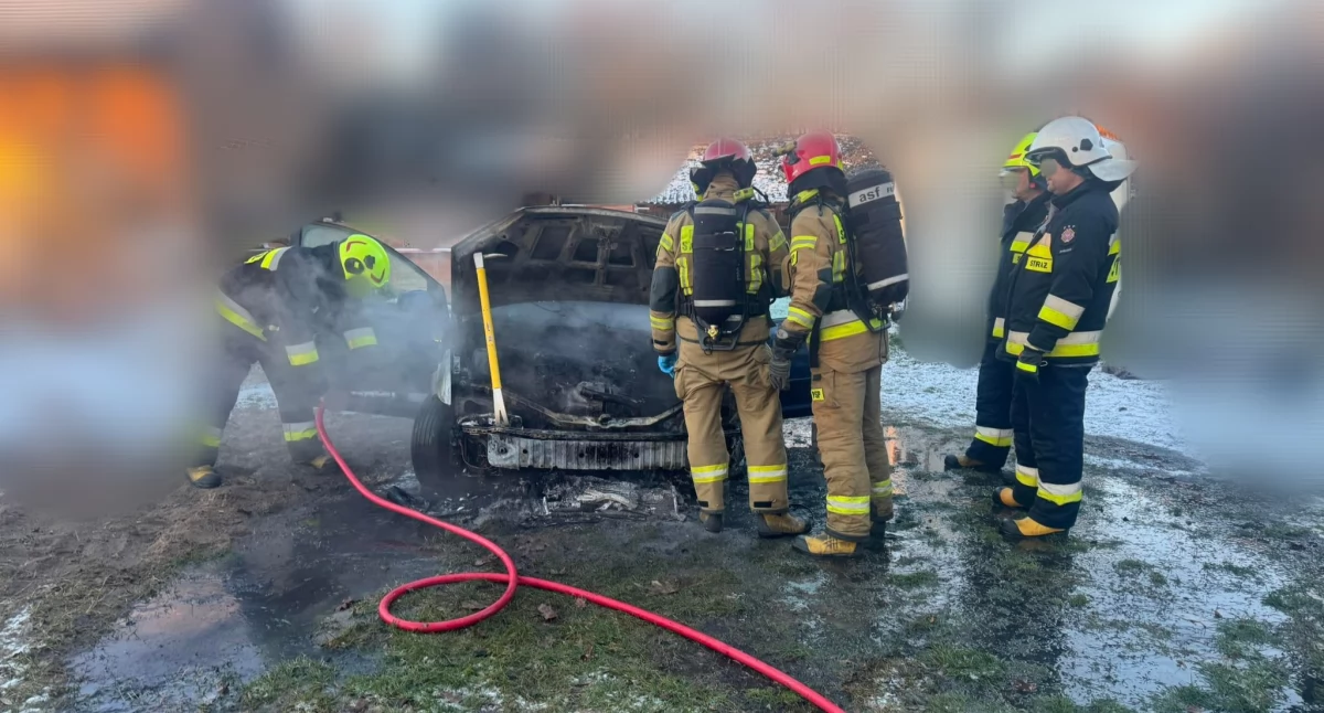Zdjęcie z akcji gaszenia pożaru samochodu osobowego w Górach Świątkowskich, gm. Biała/fot.: OSP Zabłocie