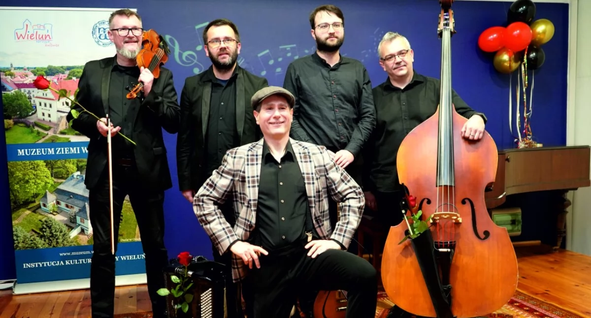 Zdjęcie z koncertu noworocznego w Wieluniu. Stand up muzyczny „Szymon poszedł w tango w Muzeum Ziemi Wieluńskiej / fot.: archiwum Muzeum Ziemi Wieluńskiej, T. Spychała