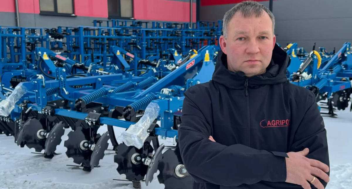 Na zdjęciu Marek Miler na tle maszyn rolniczych wyprodukowanych w firmie Agripol (Góry, gm. Sokolniki, pow. wieruszowski) / fot.: Sławomir Rajch
