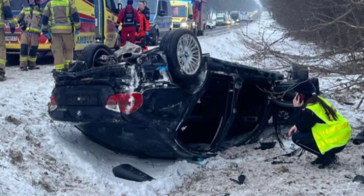 Zdjęcie z wypadku na DK71 pod Strykowem. BMW dachowało / fot.: KP PSP Zgierz