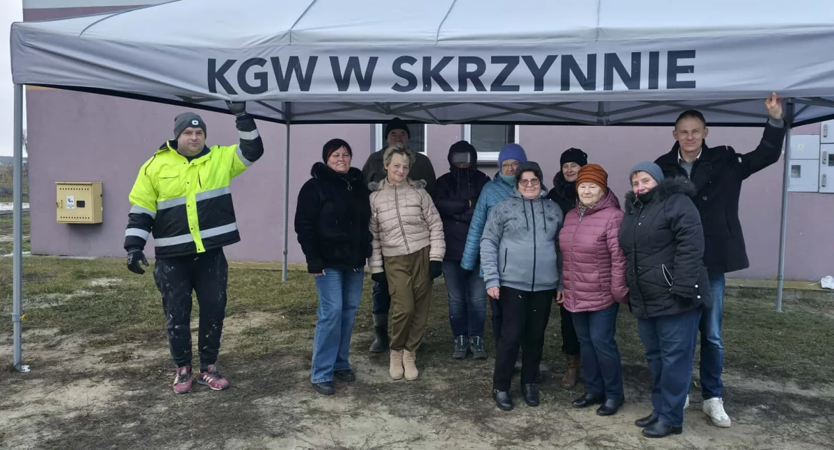Zdjęcie przy nowo zakupionym namiocie/fot.: KGW w Skrzynnie