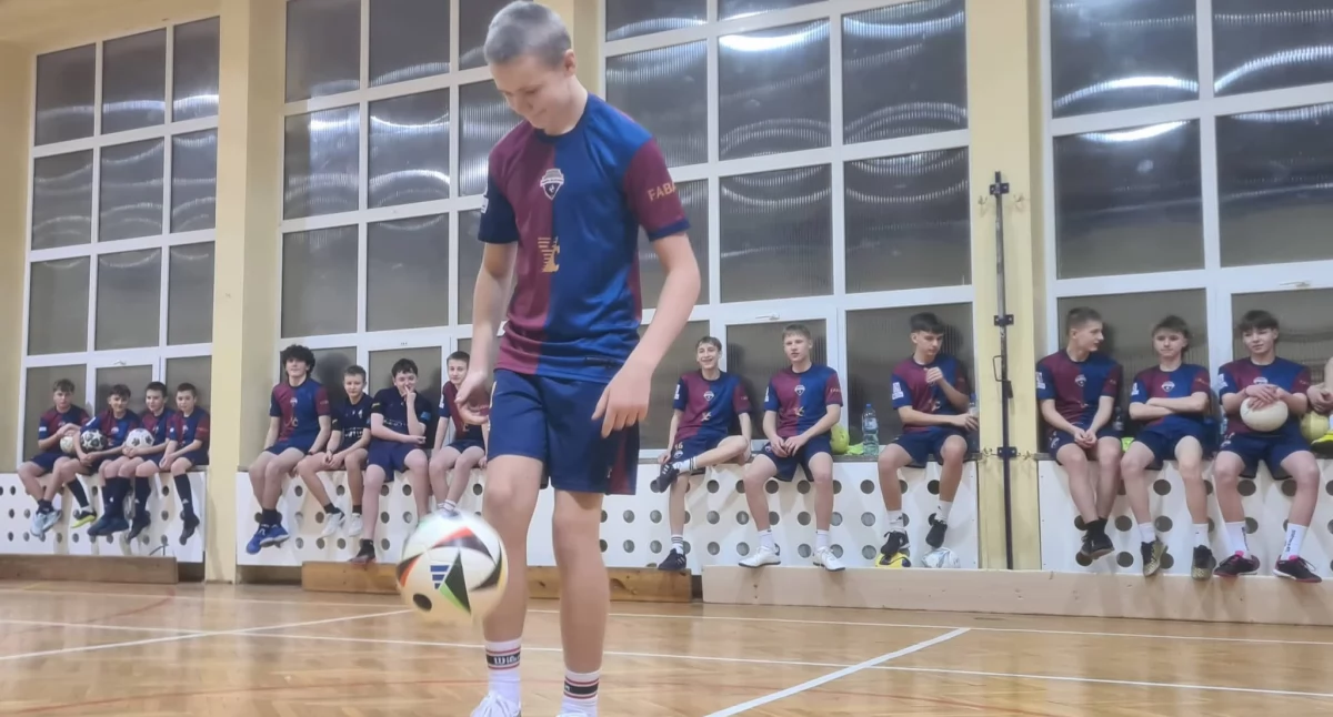 Na zdjęciu uczestnicy żonglerskiej rywalizacji w Szkółce Piłkarskiej FC Bonus/fot. FC Bonus (wszystkie)