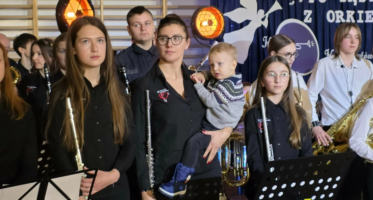 Na zdjęciach koncert trzech orkiestr dętych z Kiełczygłowa, Kleszczowa i Sulmierzyc / fot.: Sławomir Rajch