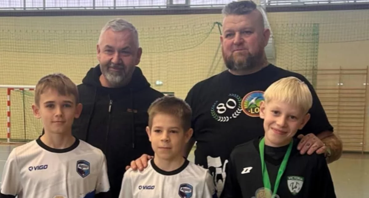 Na zdjęciu między innymi piłkarze Akademii Sportu Pajęczno. Od lewej: Jakub Bujak – MVP turnieju oraz Aleksander Zych, najlepszy strzelec/fot. AS Pajęczno 