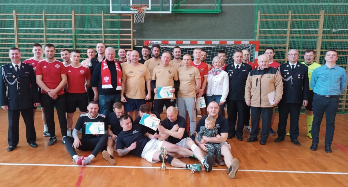 Na zdjęciu uczestnicy Turnieju Halowej Piłki Nożnej Ochotniczych Straży Pożarnych o Puchar Prezesa ZOM-G ZOSP RP dla gminy Osjaków wraz z władzami miasta/fot. gmina Osjaków 