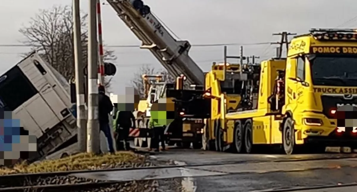 Zdjęcie z m. Kwasków (gm. Błaszki, pow. sieradzki). Ciężarówka z naczepą wpadła do rowu / fot.: Gdzie wyje powiat Sieradzki