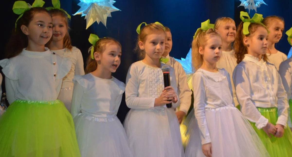 Na zdjęciu dzieci, które uczestniczyły w Gminnym Przeglądzie Kolęd w Ożarowie w 2024 roku / Fot. Ela Wodecka / kulisy.net