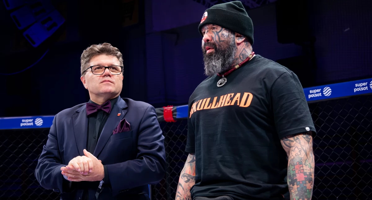 Na zdjęciu burmistrz Wielunia - Paweł Okrasa, w towarzystwie gościa specjalnego wieluńskiej gali DWM Fight Night 7 Marcina Różalskiego/fot.Kasper.Photos (www.facebook.com/kasperkedzierski)
