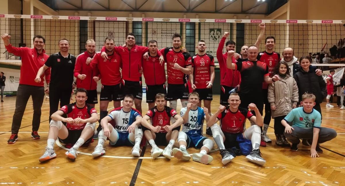 Na zdjęciu siatkarze WKSu Wieluń po zwycięstwie w wyjazdowym spotkaniu z Gwardią Wrocław/fot. Łukasz Płuciennik (wszystkie)