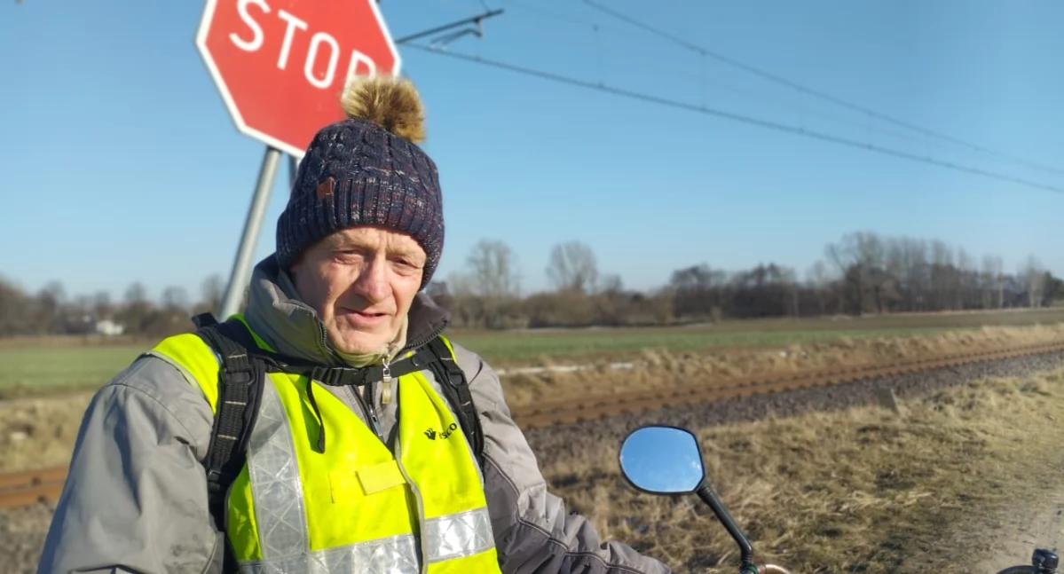 Na zdjęciu Zbigniew Browarny na przejeździe kolejowym w Białej Drugiej, gdzie doszło do zderzenia samochodu z drezyną / fot.: Joanna Major