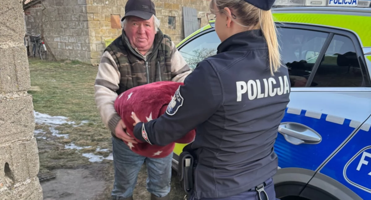 Na zdjęciu 65-letni pan Mieczysław, któremu policjanci postanowili pomóc / Fot. KPP Bełchatów