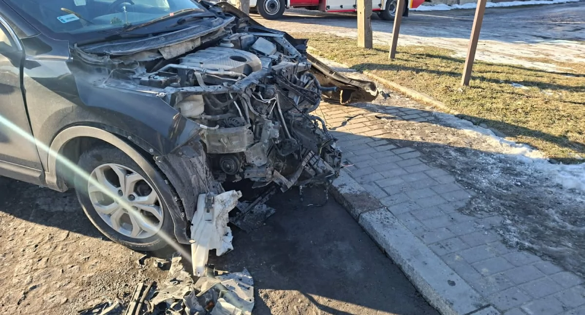 Na zdjęciu samochód osobowy, który brał udział w kolizji/fot.: kulisy.net
