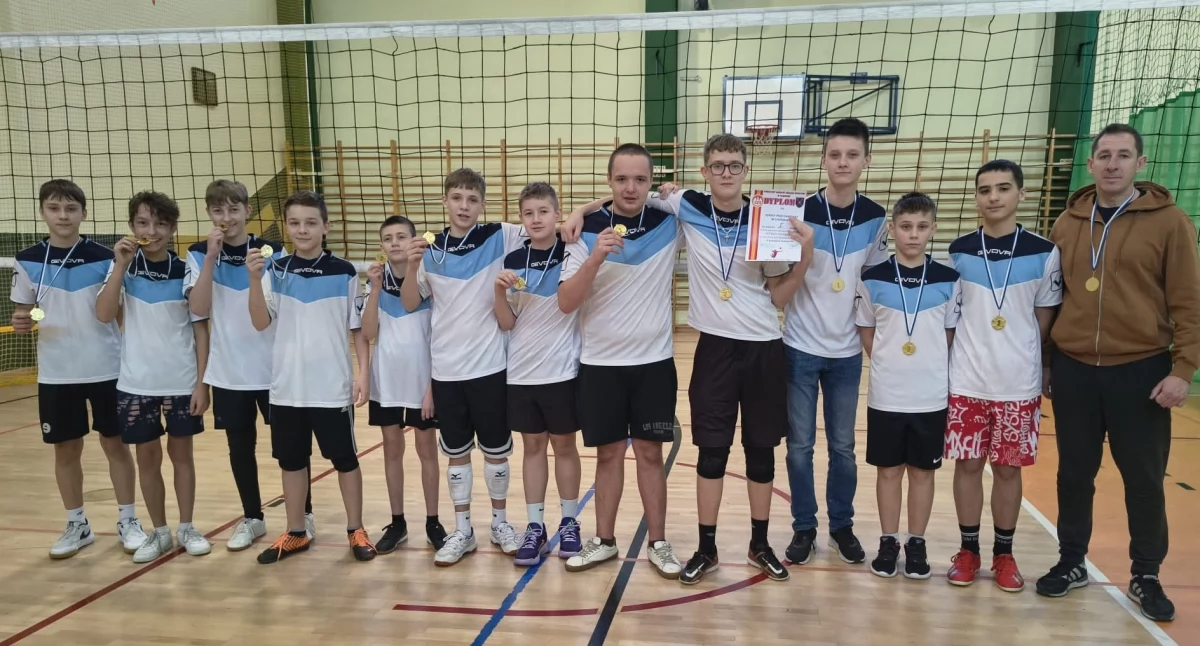 Na zdjęciu mistrzowie powiatu pajęczańskiego w siatkówce w ramach Igrzysk Młodzieży Szkolnej, Szkoła Podstawowa z Chorzewa/fot. Powiat Pajęczański 