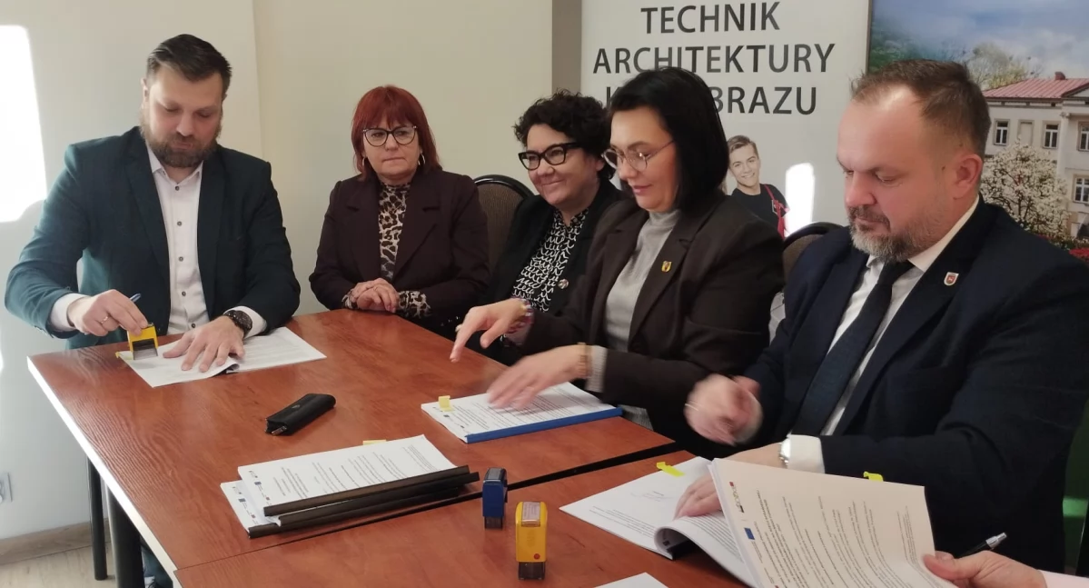 Na zdjęciu podpisanie umów UMWŁ ze Starostwem Powiatowym w Wieluniu na dofinansowanie edukacji zawodowej i pieczy zastępczej / fot.: Joanna Major