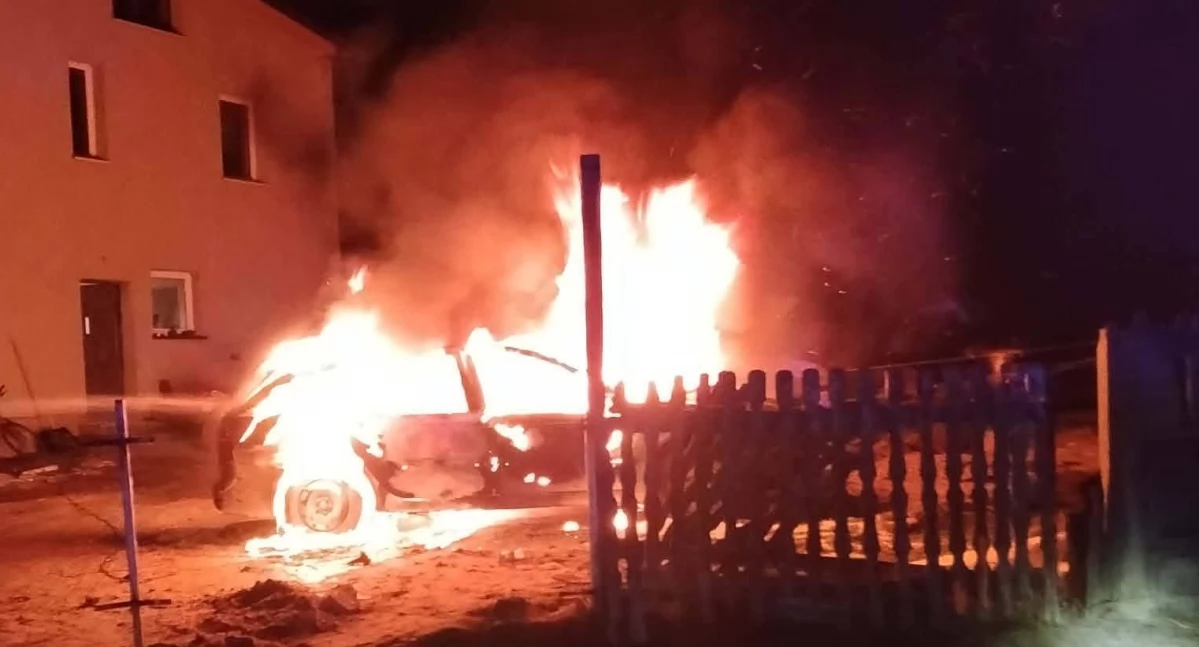 Zdjęcia z miejsca pożaru samochodu w m. Hutka w powiecie kłobuckim / fot.: OSP Hutka
