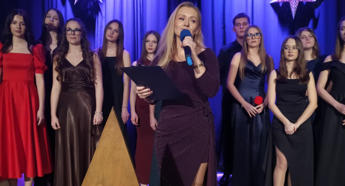 Na zdjęciu nauczycielka śpiewu Aneta Włodarczyk wraz z solistami PMDKiS w Wieluniu/fot.: Iwona Domagała