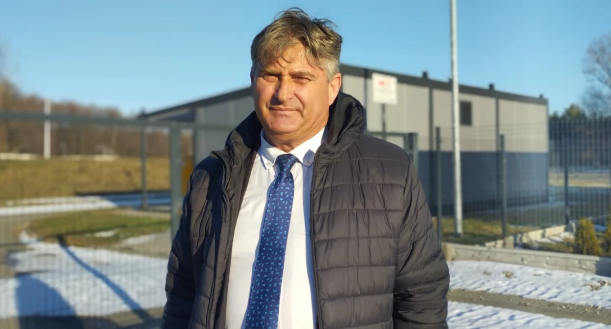 Na zdjęciu wójt gminy Kiełczygłów Mariusz Mielczarek opowiada o inwestycjach w infrastrukturę wodno-kanalizacyjną / fot.: Joanna Major