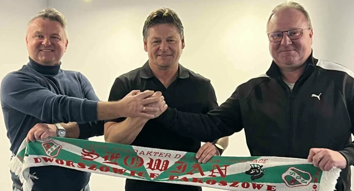 Jacek Berensztajn (w środku) nowym trenerem Słowiana Dworszowice/fot. Słowian Dworszowice 