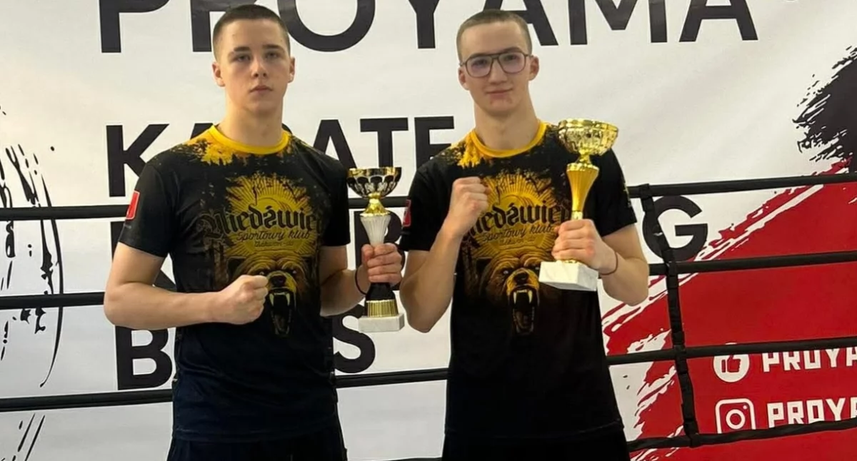 Na zdjęciu od lewej: Michał Panek oraz Wiktor Panek, uczniowie Zespółu Szkół Mundurowo-Technicznych im. Armii Krajowej w Ostrowie, zawodnicy wieluńskiego klubu Taekwon-do SKT.Niedźwiedź