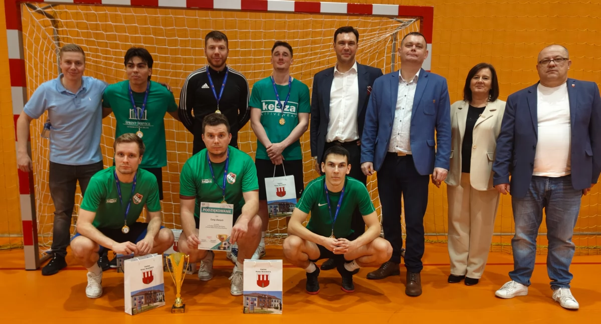 Na zdjęciu triumfatorzy drugiego Turnieju Piłki Nożnej o Puchar Wójta Gminy Nowa Brzeźnica – zespół Gang Ulanych, w towarzystwie władz samorządowych/fot. Łukasz Płuciennik, Jakub Wejman 