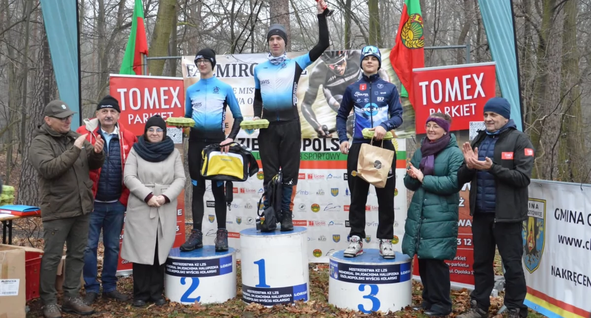 Na zdjęciu między innymi trzeci na podium, Szymon Bator, kolarz grupy Mlks Wieluń/fot. Mlks Wieluń 