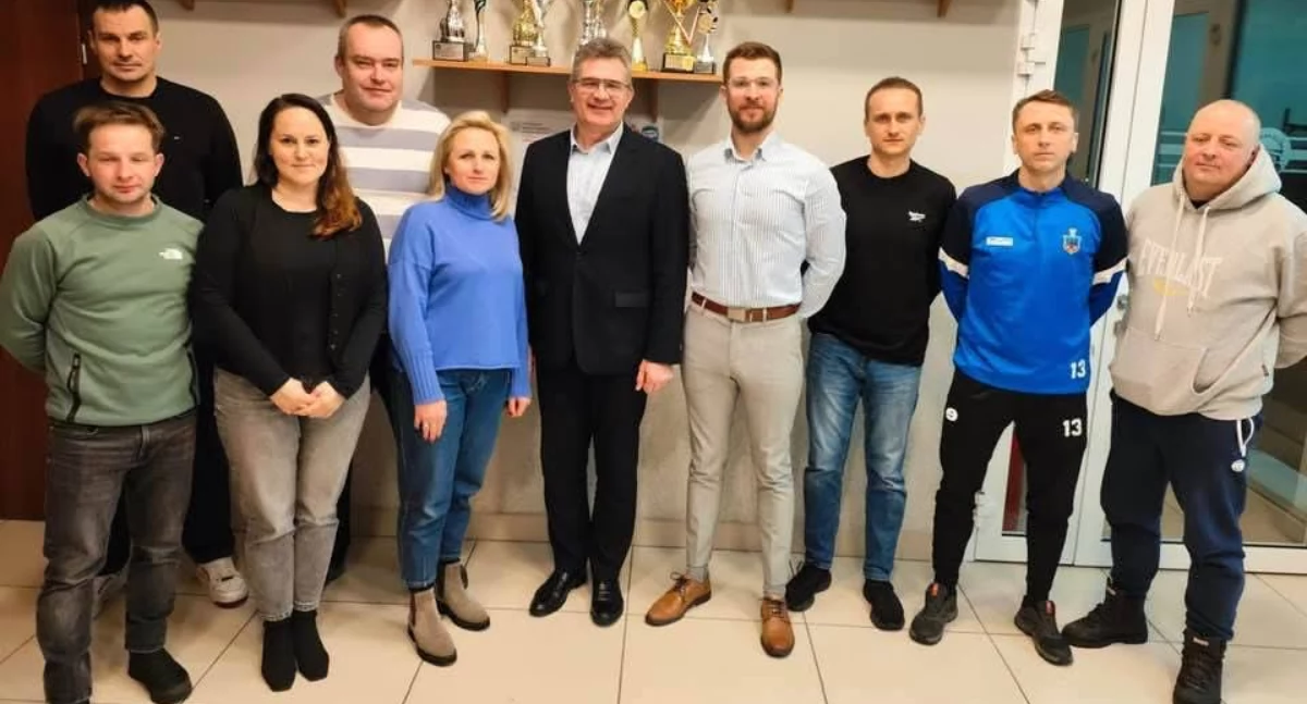 Na zdjęciu władze i zarządy obu klubów: Zawiszy Pajęczno oraz Akademii Sportu Pajęczno, podczas spotkania z burmistrzem miasta, Dariuszem Tokarskim/fot. Zawisza Pajęczno 