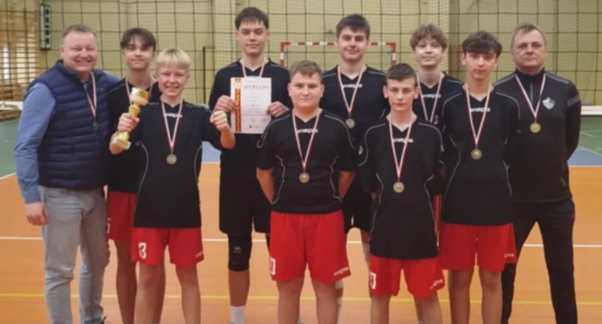 Na zdjęciu uczniowie Zespołu Szkoły i Przedszkola w Krzyworzece, wicemistrzowie Województwa Łódzkiego w Piłce Siatkowej Chłopców w ramach Igrzysk Młodzieży Szkolnej wraz z dyrektorem placówki, Wojciechem Psują (od lewej) oraz nauczycielem Markiem Słoniną (od prawej) fot./ archiwum prywatne Wojciecha Psui (wszystkie)