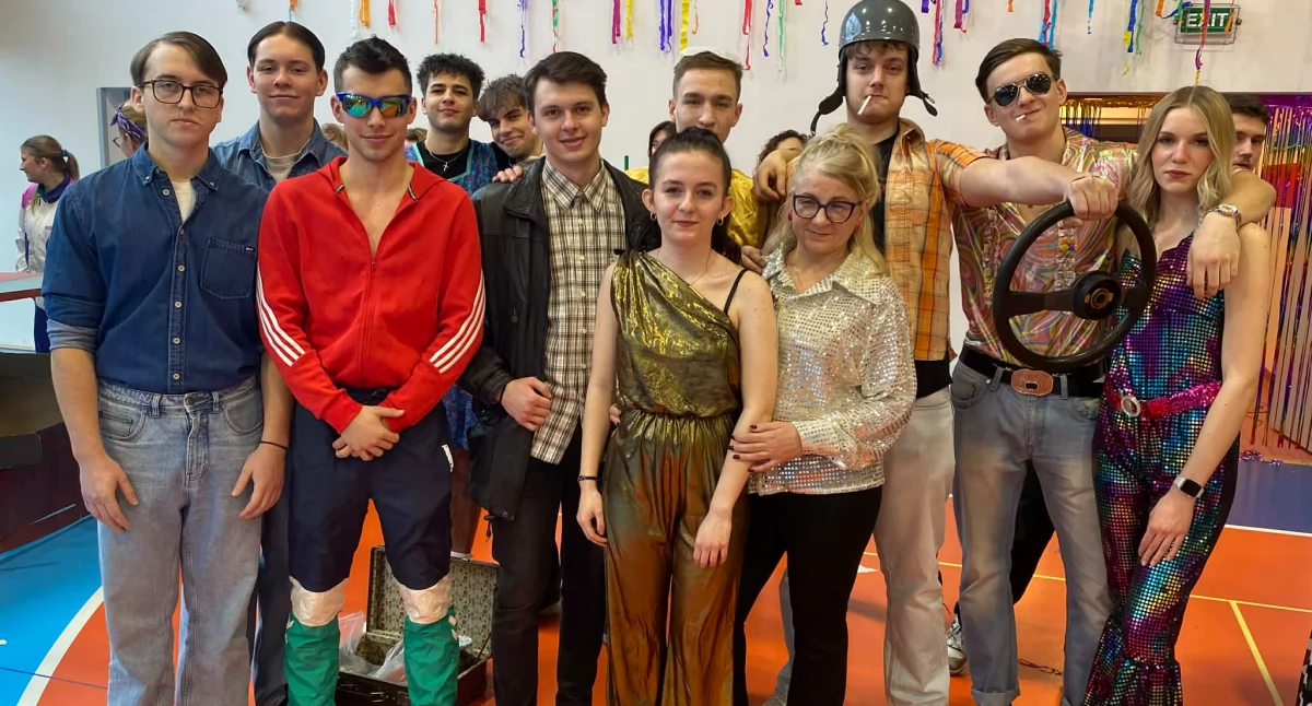 Zdjęcie z imprezy w stylu PRL zorganizowanej w ZS1 w Wieluniu/fot.: Iwona Domagała