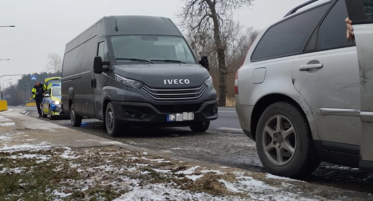 Zdjęcie z miejsca kolizji busa z samochodem osobowym w m. Kałuże (gm. Pątnóów, pow. wieluński) / fot.: Joanna Major
