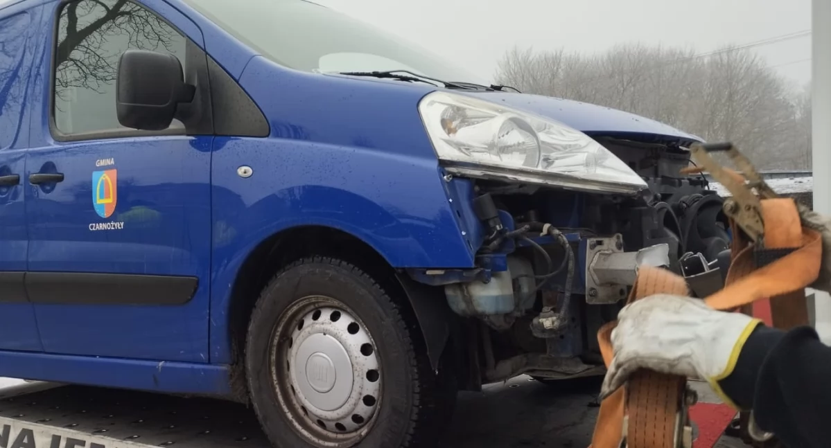 Na zdjęciu kolizja w Czarnożyłach, pow. wieluński. Zderzenie busa z ciężarówką / fot.: Joanna Major