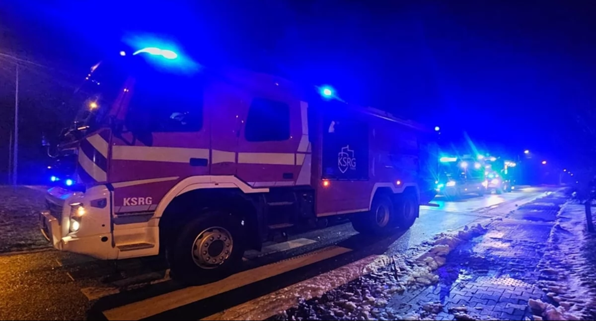 Zdjęcie z akcji usuwania przez strażaków oleistej plamy z drogi wojewódzkiej w Ostrołęce (gm. Sulmierzyce, pow. pajęczański) / fot.: OSP KSRG Sulmierzyce