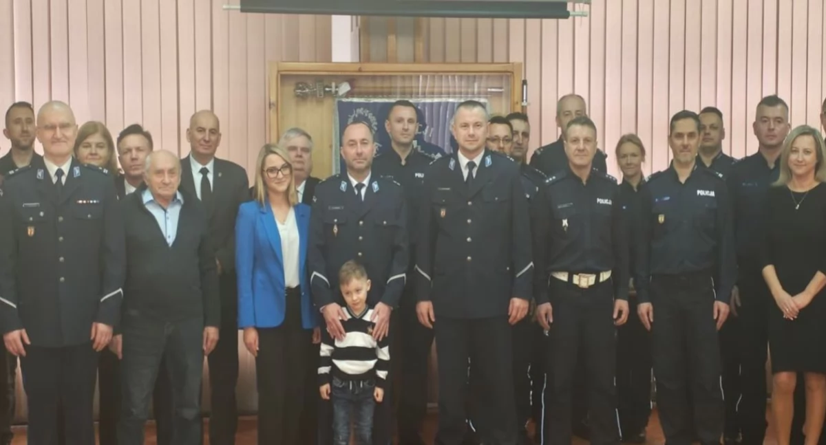 Zdjęcie z uroczystej zbiórki z okazji zdania obowiązków komendanta Komisariatu Policji w Białej podinsp. Mariusza Dziuby/fot.: KPP w Wieluniu