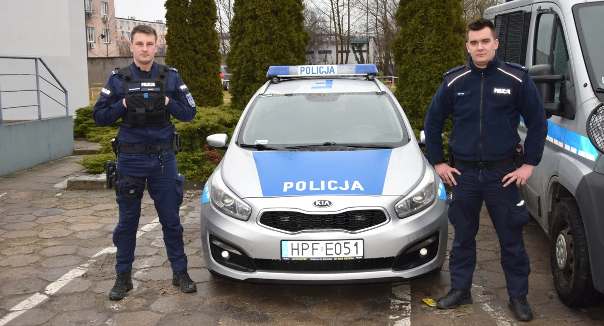 Na zdjęciu policjanci, którzy udzielili pomocy mężczyźnie / Fot. KPP Bełchatów