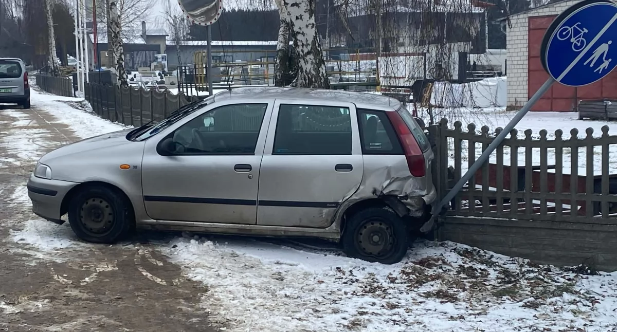 Na zdjęciu samochód osoby poszkodowanej/fot.: Iwona Domagała