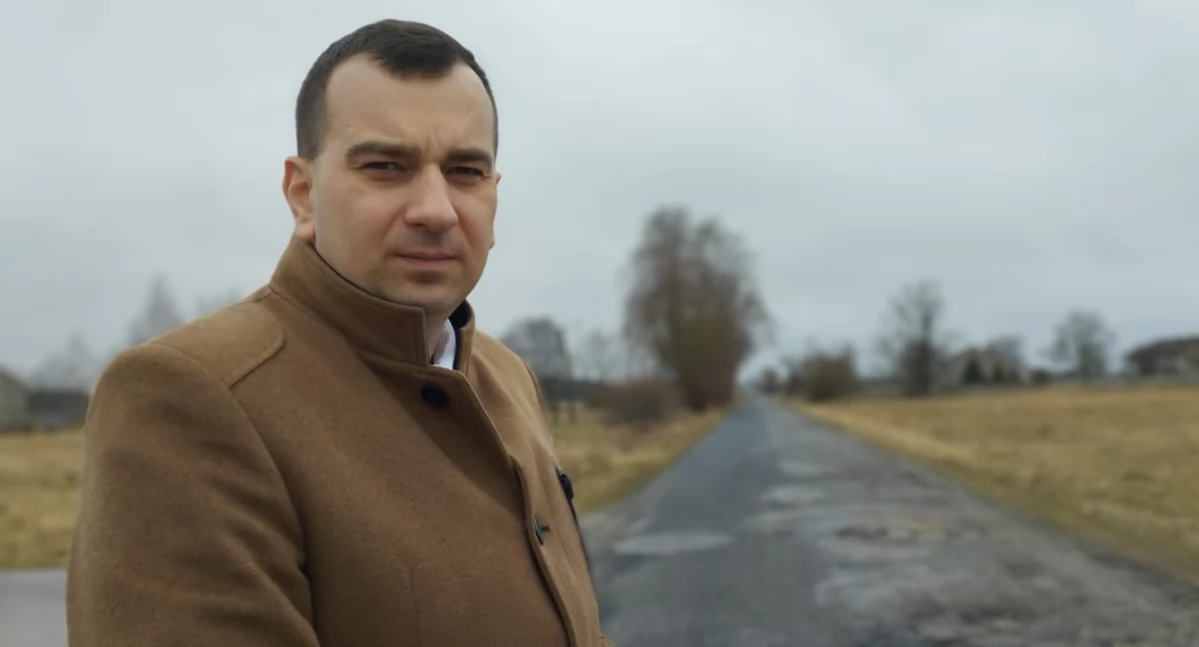 Na zdjęciu wójt gminy Siemkowice Kamil Ceglarek na drodze Kolonia Lipnik – Delfina, przed modernizacją / fot.: Joanna Major