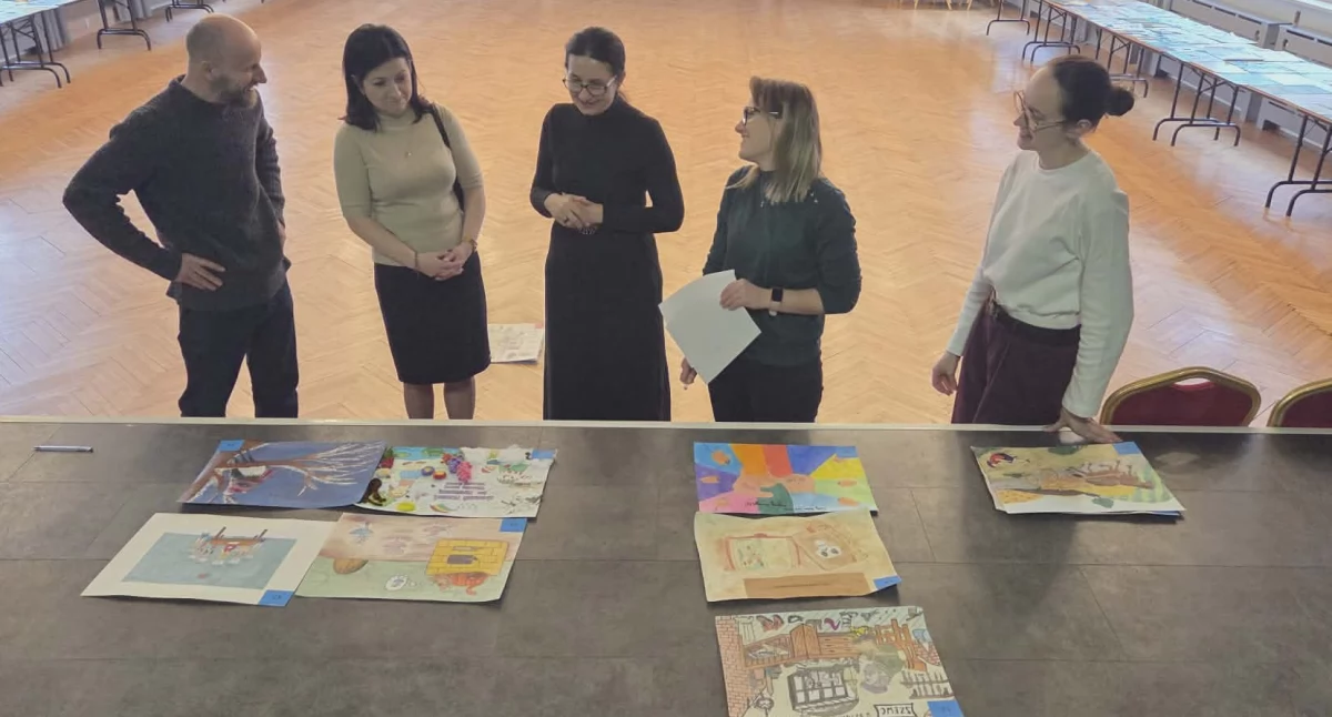 Na zdjęciu komisja konkursowa podczas oceniania prac/fot.: Miejski Ośrodek Kultury i Miejsko-Gminna Biblioteka Publiczna w Lututowie