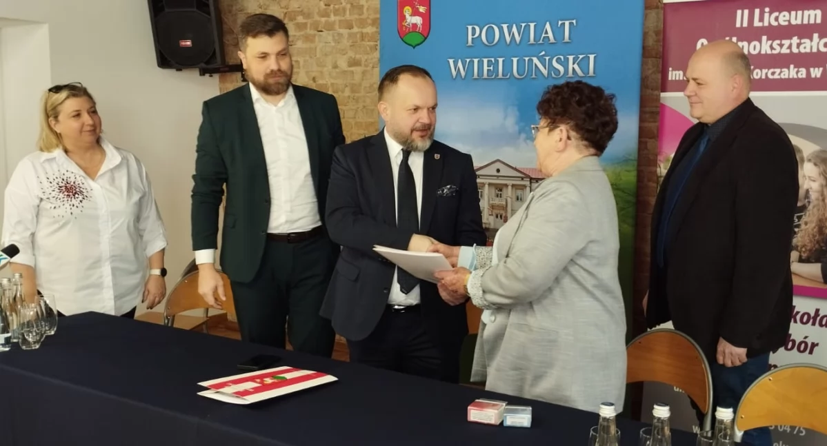 Na zdjęciu Powiat Wieluński podpisuje umowę z wykonawcą na termomodernizację budynku II LO w Wieluniu / fot.: Joanna Major