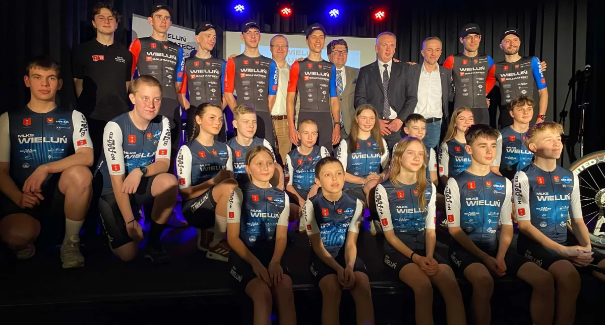 Zdjęcie z prezentacji zawodników Wieluń-Baumatech Cycling Team oraz młodzieżowej grupy MLKS Wieluń/fot.: Iwona Domagała