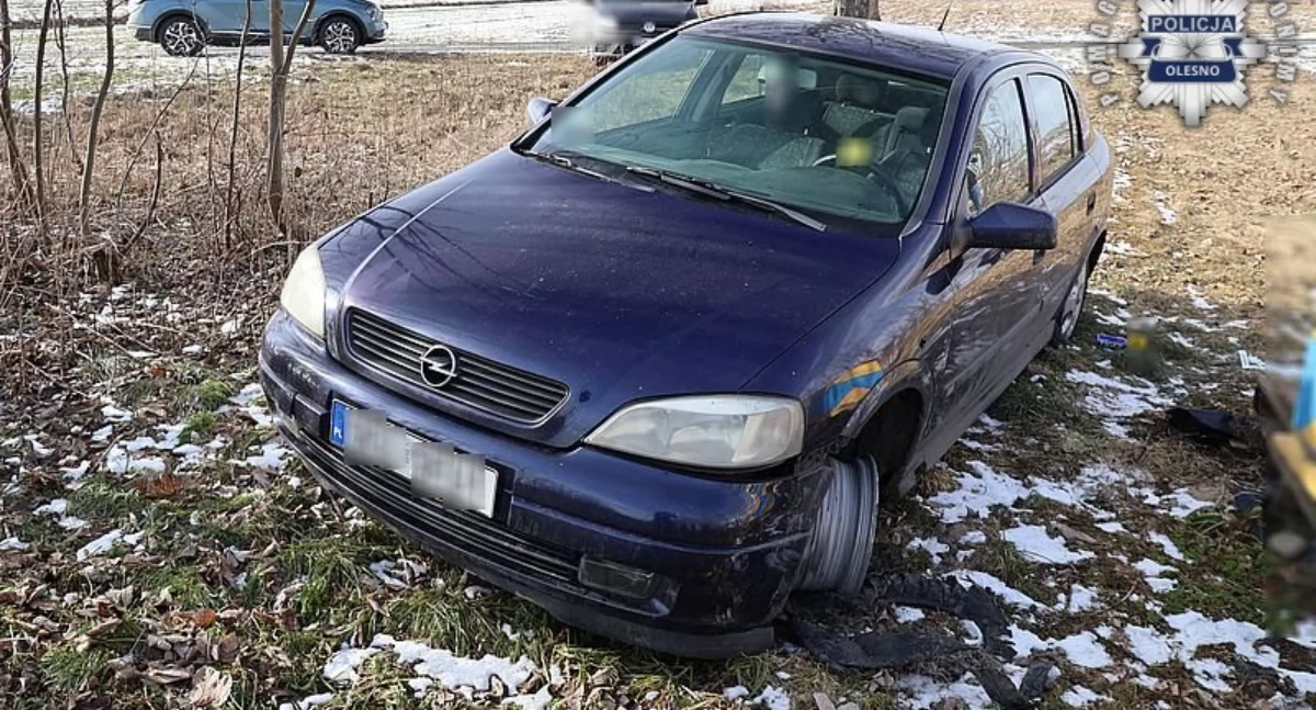 Na zdjęciu skradziony Opel, który został porzucony przez złodzieja na polnej drodze / Fot. KPP Olesno