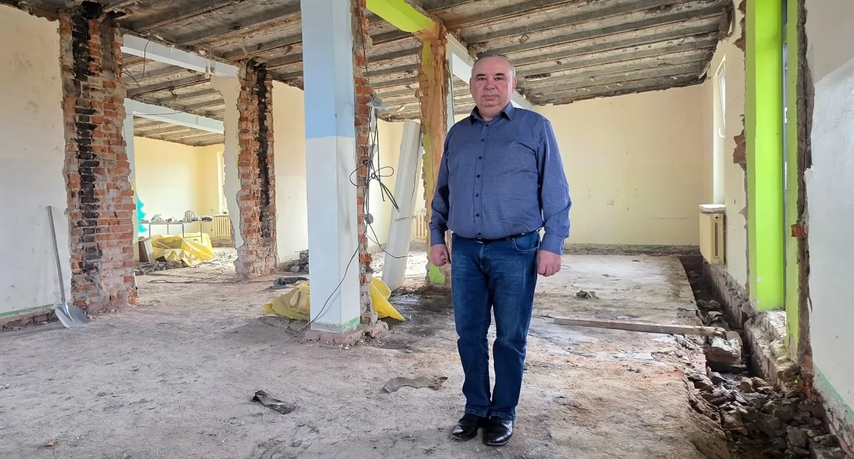 Na zdjęciu wójt gminy Konopnica Jacek Kurowski w miejscu trwającej inwestycji. Wkrótce będzie tu Klub Malucha / fot.: Sławomir Rajch
