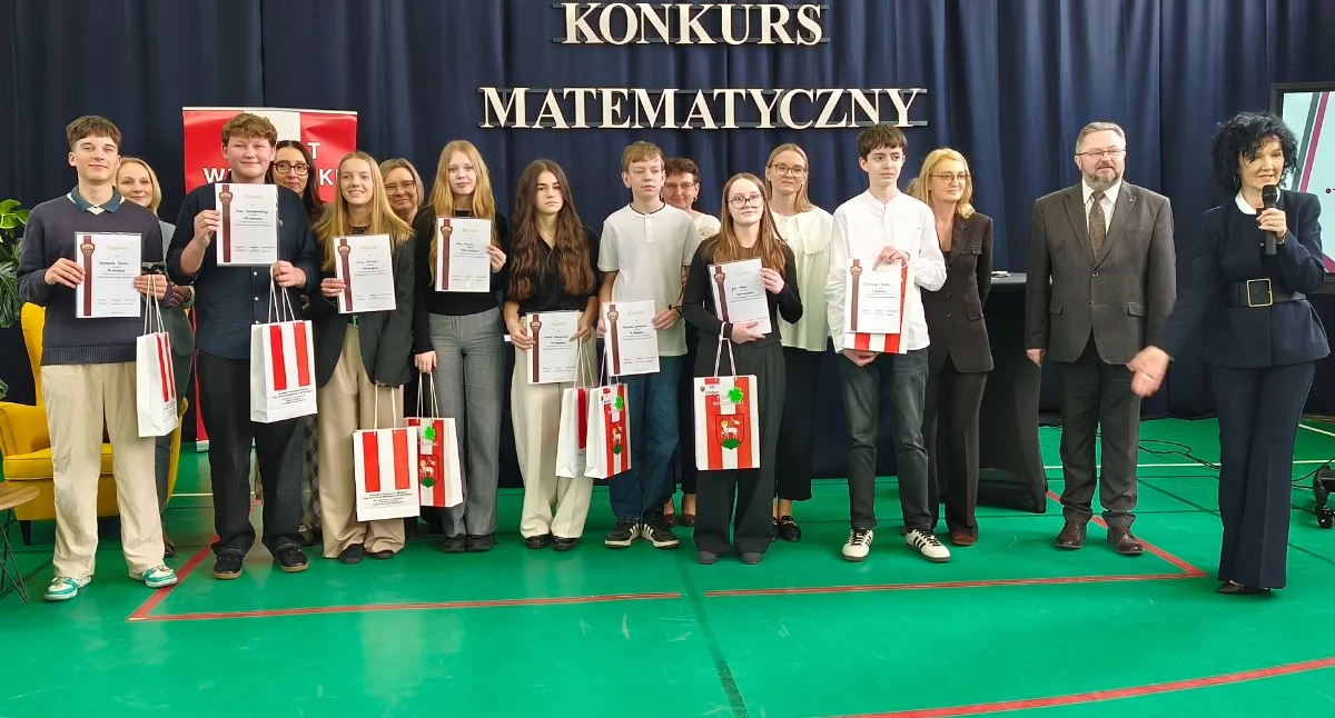 Zdjęcie z wręczenia nagród dla laureatów XI Międzypowiatowego Konkursu Matematycznego dla uczniów szkół podstawowych/fot.: Iwona Domagała