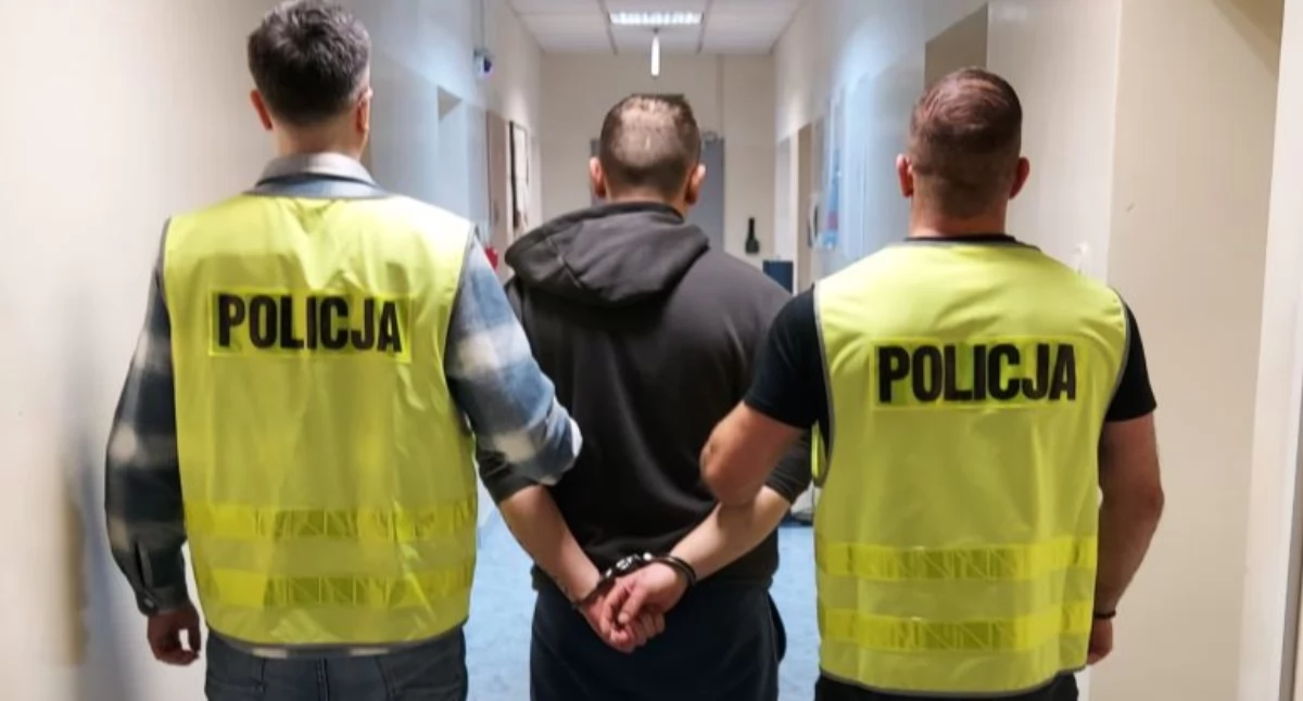 Zdjęcie z akcji policji w Łowiczu wymierzonej w narkobiznes. Zatrzymanie podejrzanego o posiadanie znacznej ilości narkotyków / fot.: KPP w Łowiczu