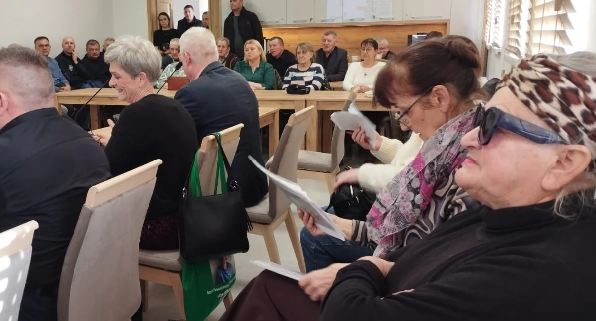Zdjęcie z sesji Rady Gminy Wierzchlas, gdzie mieszkańcy przyszli protestować przeciwko zasypywaniu odpadami wyrobiska Kraszkowice III / fot.: Joanna Major